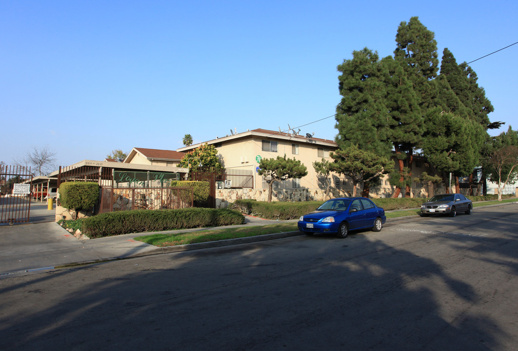 Logan Plaza in Compton, CA - Building Photo