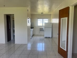 525 NE 150th St, Unit 2 in Miami, FL - Building Photo - Building Photo