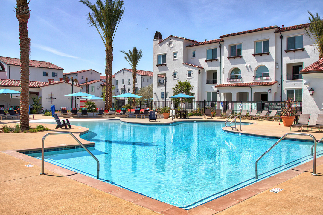 Homecoming at The Preserve in Chino, CA - Foto de edificio