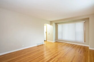 8126 N Octavia Ave in Niles, IL - Building Photo - Building Photo