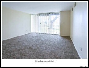 1525 Amherst Manor Dr in Getzville, NY - Foto de edificio - Building Photo