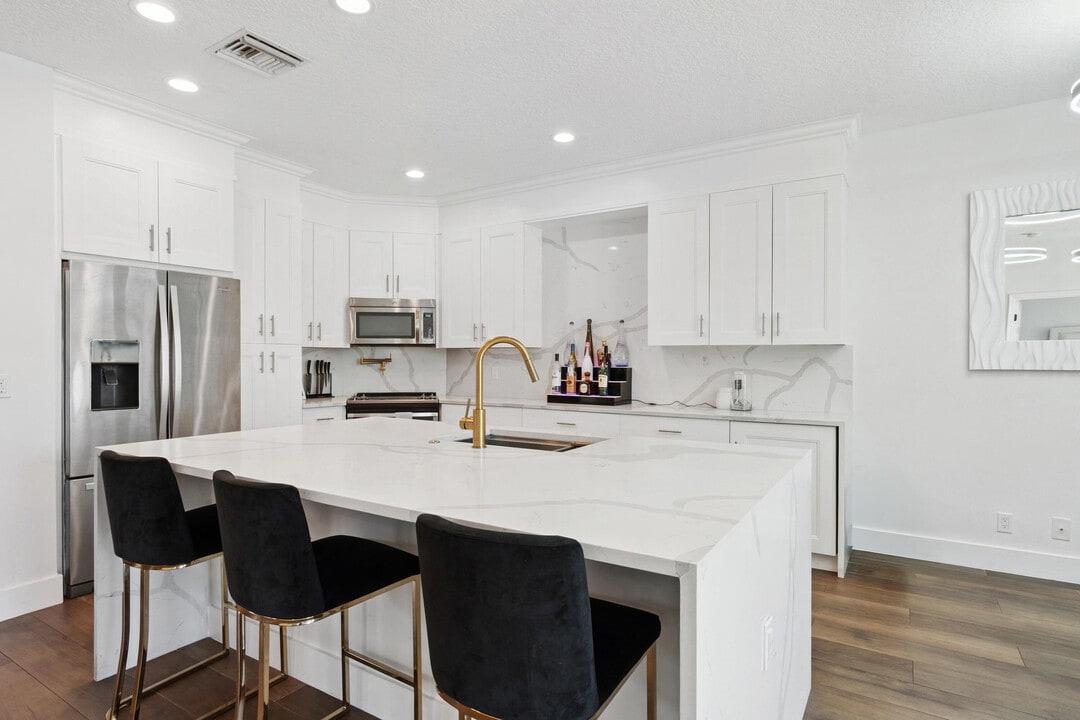 7110 NW Turtle Walk in Boca Raton, FL - Building Photo