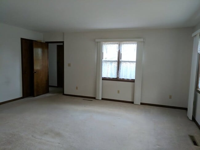 107 Spruce St in Reinbeck, IA - Building Photo - Building Photo