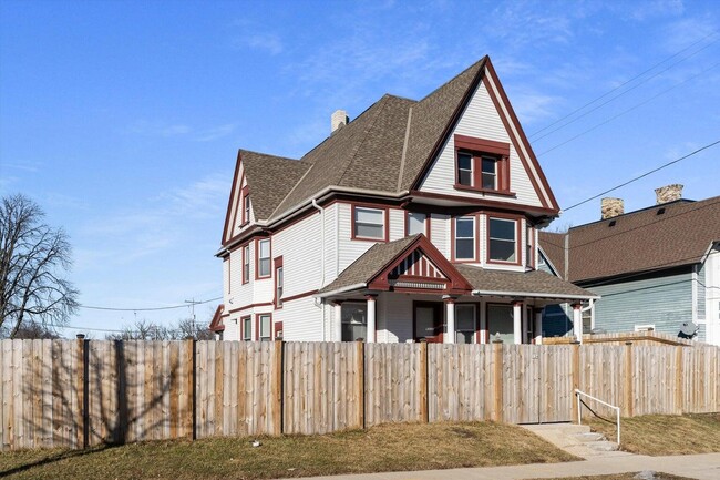 124 W North Ave in Milwaukee, WI - Building Photo - Building Photo