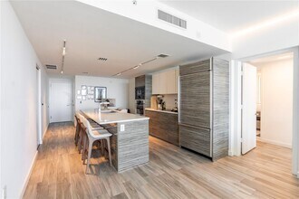 460 NE 28th St, Unit 3402 in Miami, FL - Foto de edificio - Building Photo