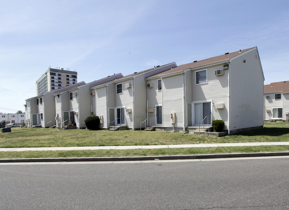 Barclay Arms Apartments in Atlantic City, NJ - Building Photo