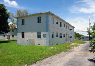 Delux Court Apartments in North Miami, FL - Foto de edificio - Building Photo