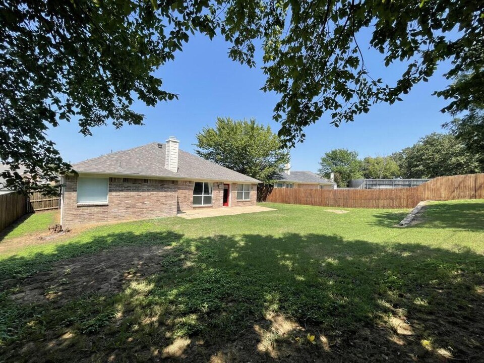 1124 Fawn Meadow Trail in Kennedale, TX - Foto de edificio