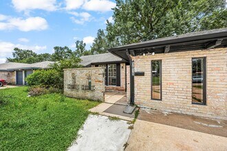 5618 Briarwick Ln in Houston, TX - Building Photo - Building Photo