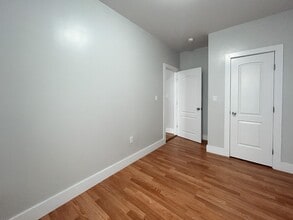 34 Post Ave in New York, NY - Building Photo - Building Photo