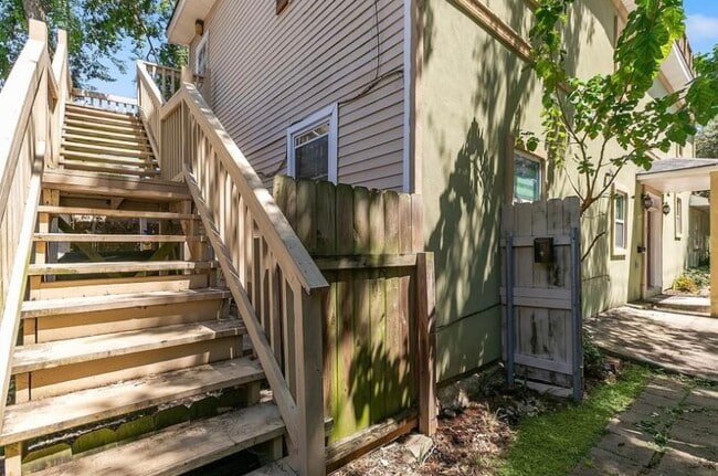 2135 Mirabeau Ave in New Orleans, LA - Foto de edificio - Building Photo