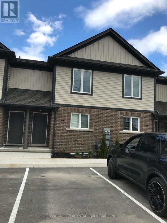 7768-7768 Ascot Cir in Niagara Falls, ON - Building Photo