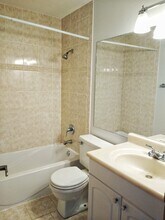 220 Oak Knoll Ct, Unit B2 in Schaumburg, IL - Foto de edificio - Building Photo