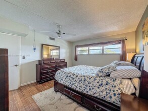 9411 N Hollybrook Lake Dr in Pembroke Pines, FL - Building Photo - Building Photo