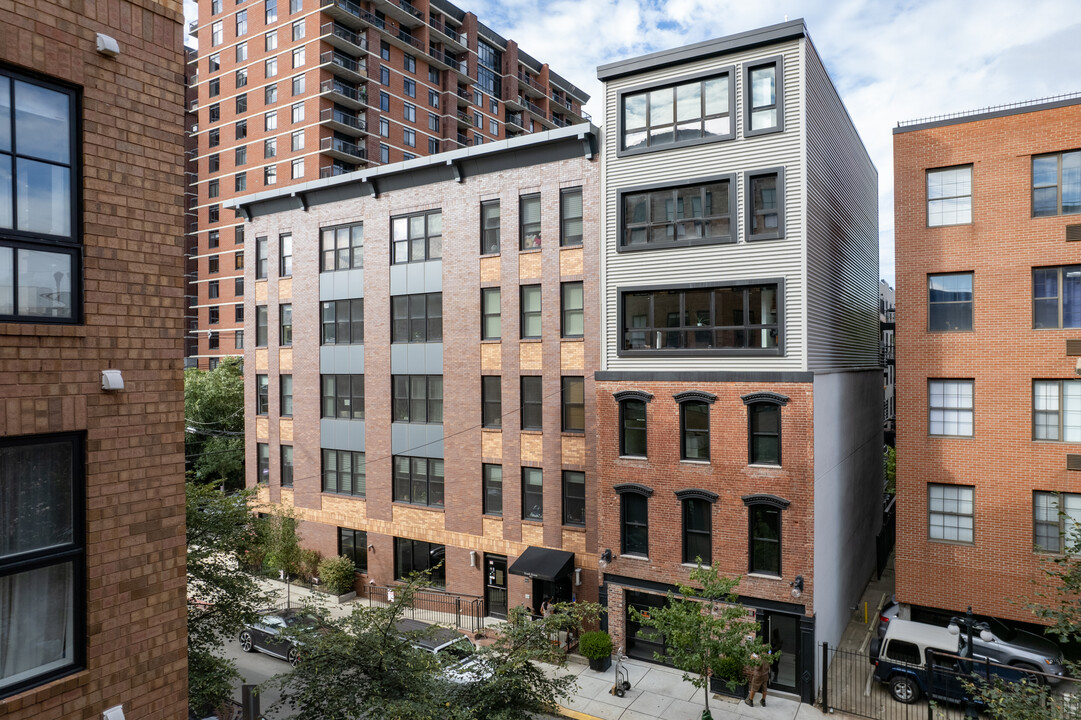 662 1st St in Hoboken, NJ - Building Photo