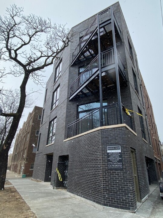 1050 W Cornelia Ave, Unit 203 in Chicago, IL - Foto de edificio