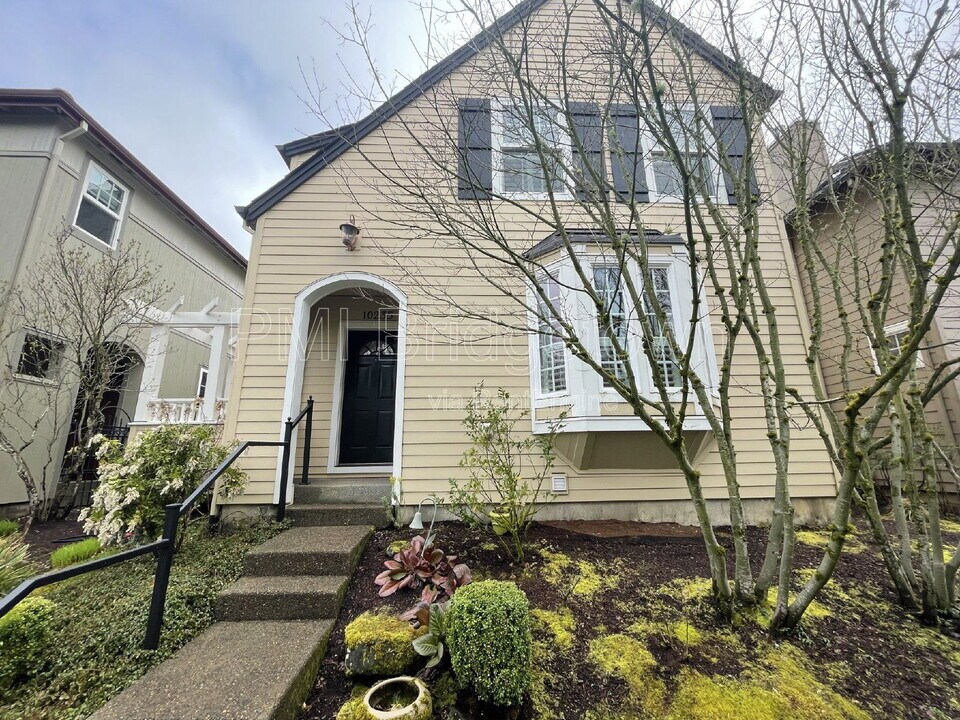10235 NW Edgewood Dr in Portland, OR - Building Photo