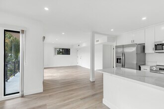 1310 S Barrington Ave in Los Angeles, CA - Building Photo - Building Photo