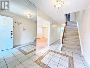 16 Wardencourt Dr in Toronto, ON - Building Photo - Building Photo