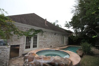 1648 Lakeside Enclave Dr in Houston, TX - Building Photo - Building Photo