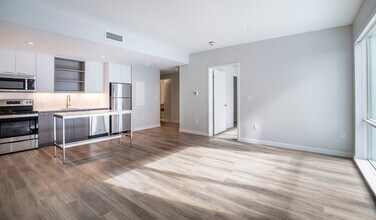 50 Rogers St, Unit 306 in Cambridge, MA - Foto de edificio - Building Photo
