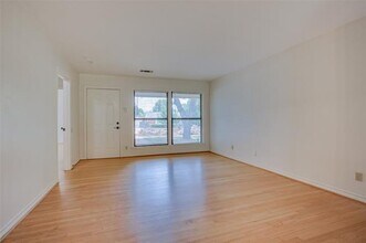 9412 Forest Hills Blvd in Dallas, TX - Building Photo - Building Photo