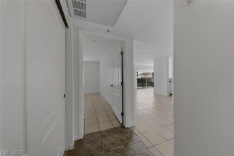 2101 Blue Breeze Dr in Las Vegas, NV - Building Photo - Building Photo