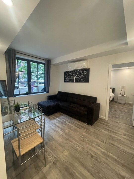 433 W 53rd St in New York, NY - Building Photo