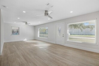 5338 Windswept Ln in Houston, TX - Building Photo - Building Photo