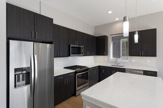2528 W Addison St in Chicago, IL - Foto de edificio - Building Photo