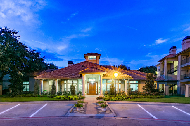 St. Andrews at River Park Apartments in Arlington, TX - Foto de edificio - Building Photo