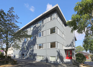 1060 Craigdarroch Rd in Victoria, BC - Building Photo - Building Photo