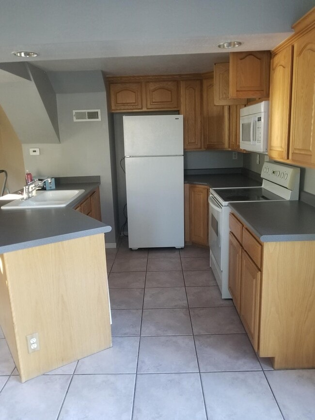 7415 S 415 E in Midvale, UT - Foto de edificio - Building Photo