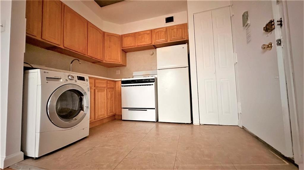 76-18 Grand Central Pkwy in Queens, NY - Building Photo