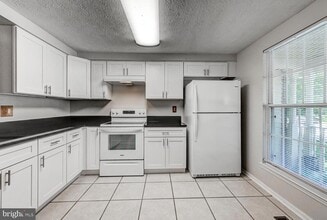 8125 Greenspring Vly Rd in Owings Mills, MD - Foto de edificio - Building Photo