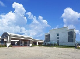 6175 W Grand Ave in Gurnee, IL - Building Photo