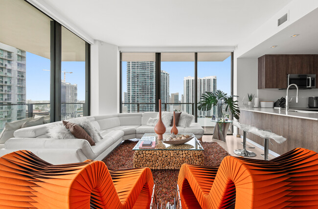88 SW 7th St in Miami, FL - Foto de edificio - Building Photo