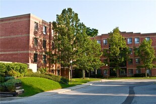 1371 Commissioners Rd W in London, ON - Building Photo