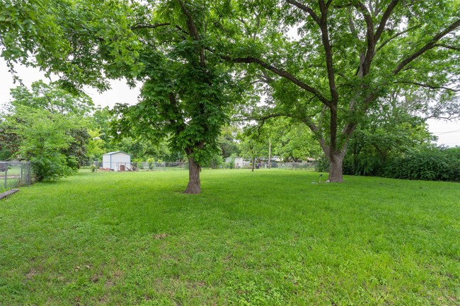 1903 23rd Cir in Hondo, TX - Foto de edificio - Building Photo