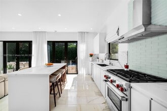 110 3rd San Marino Terrace in Miami Beach, FL - Building Photo - Building Photo