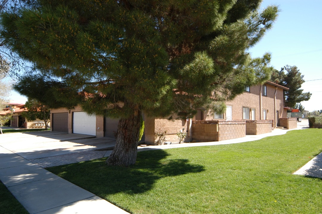 1728 W Avenue J-15 in Lancaster, CA - Building Photo