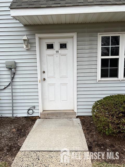 111 Kings Ct in Woodbridge, NJ - Building Photo