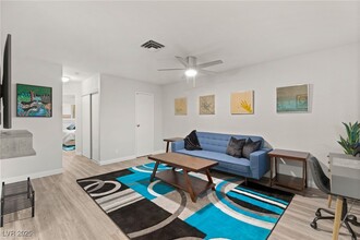 615 S 10th St in Las Vegas, NV - Foto de edificio - Building Photo