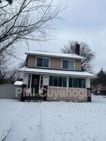 165 Colony Crescent in Akron, OH - Building Photo