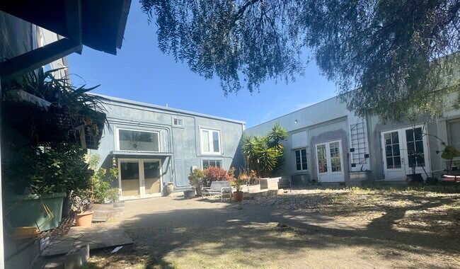 1254 E 12th St in Oakland, CA - Building Photo - Building Photo