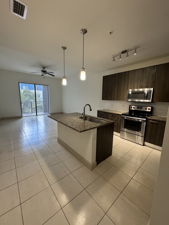 8278 NW 48th Ter, Unit A2 in Doral, FL - Foto de edificio