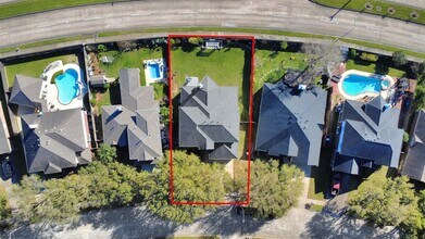 323 N Esplanade Ln in Stafford, TX - Building Photo - Building Photo