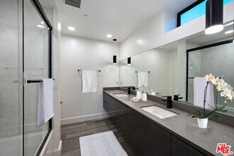 10947 Hartsook St in Los Angeles, CA - Building Photo - Building Photo