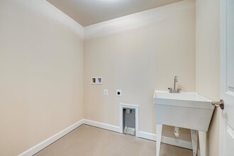 320 Nutley St SW, Unit Basement Apartment in Vienna, VA - Foto de edificio - Building Photo