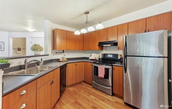 7711 NE 175th St in Kenmore, WA - Foto de edificio - Building Photo